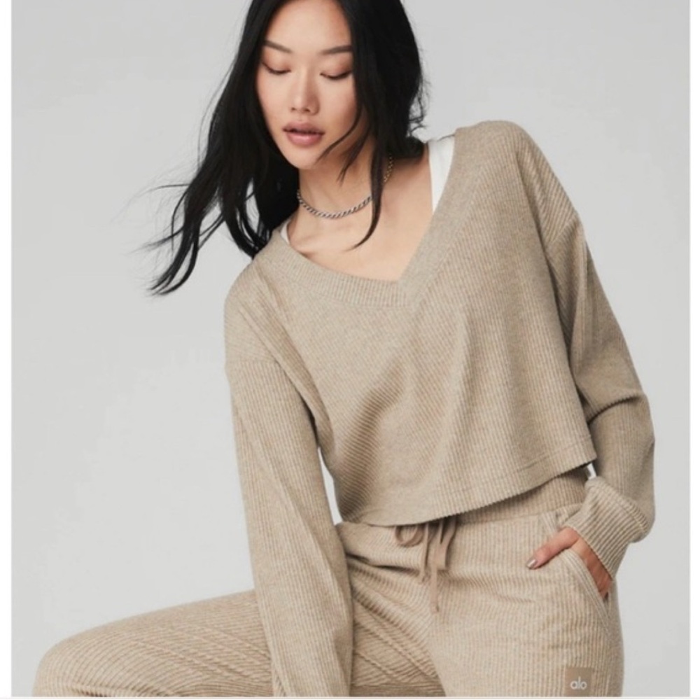 ALO Yoga Muse Set (Top and Joggers)